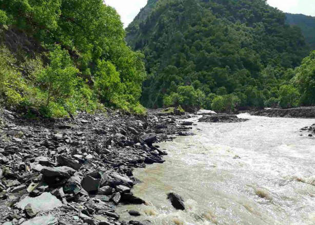 ლენტეხი-ბავარის გზის კონკრეტულ მონაკვეთზე, მდინარის ადიდების შედეგად საავტომობილო გზის დაზიანების გამო, ავტოტრანსპორტის მოძრაობა დროებით აკრძალულია