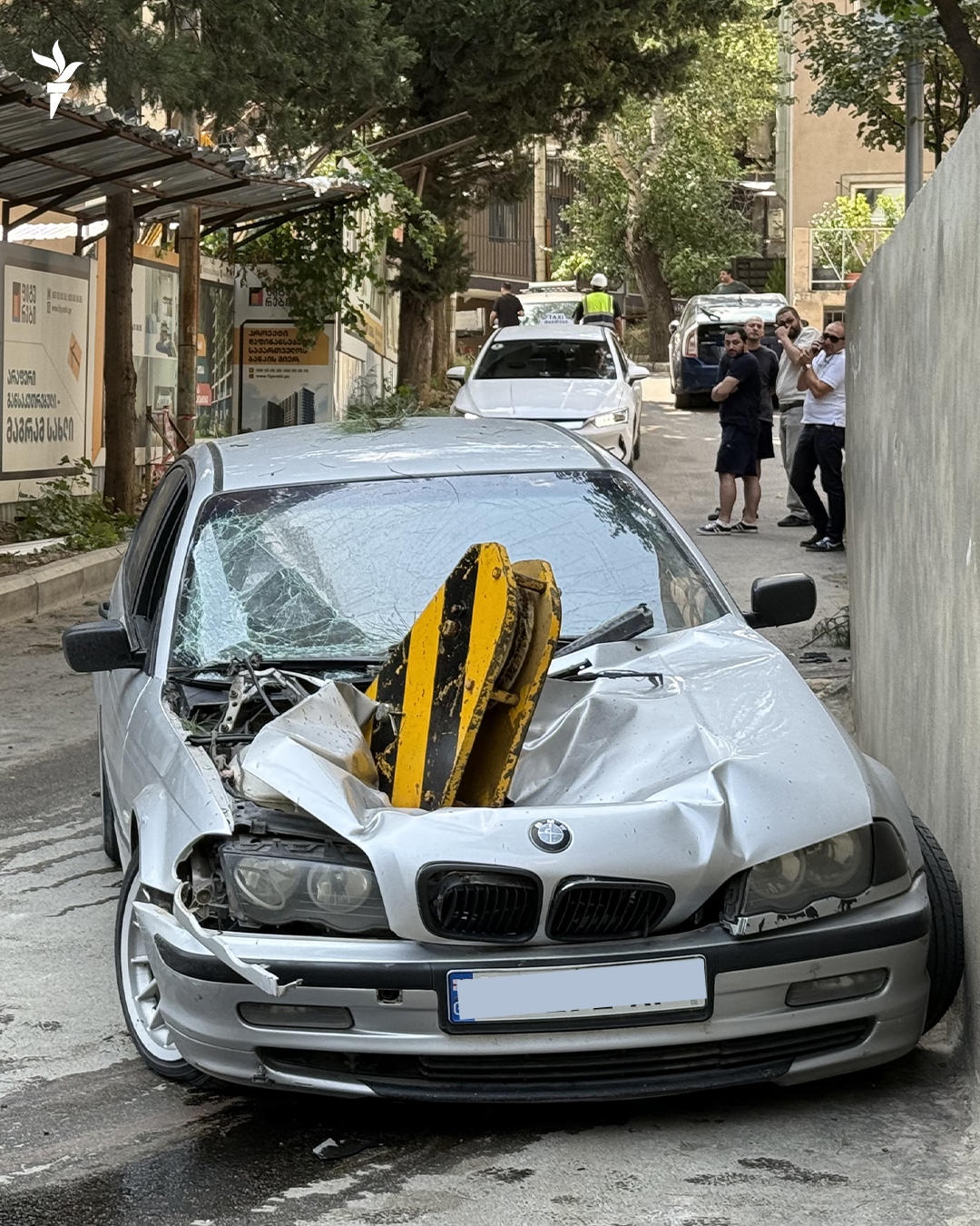 პოლიტკოვსკაიას ქუჩაზე, ამწეს კაუჭი მოსწყდა და ავტომობილს დაეცა