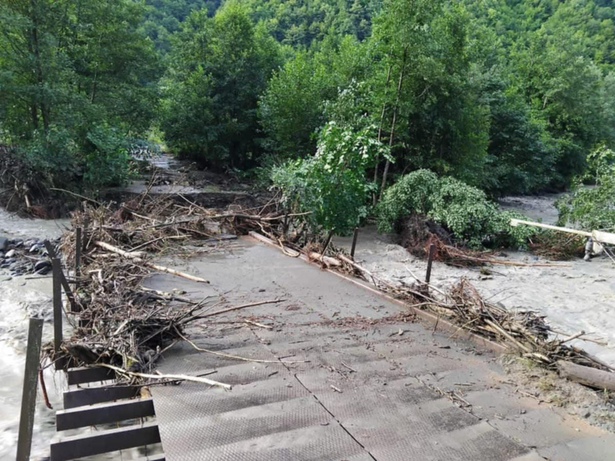სტიქიის სალიკვიდაციო სამუშაოები ცაგერშიც მიმდინარეობს - დაზიანებულია საავტომობილი ხიდი, რის გამოც კურორტ ლაშიჭალისკენ გადაადგილება შეფერხებულია