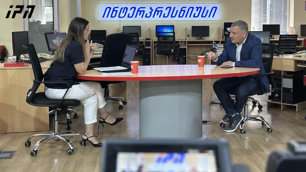 არმაზ ახვლედიანი - დანაშაულებრივ პროცედურაში შესვლა, რომელსაც ივანიშვილი ადგილობრივ არჩევნებს არქმევს, აღარ არის ოპოზიციონერობა, რაც შეეხება ემიგრანტებს, ექვთიმე თაყაიშვილი დაბრუნდა და ჩეკაში დაკითხვის შემდეგ გარდაიცვალა - რა პირობებში, ვიცით