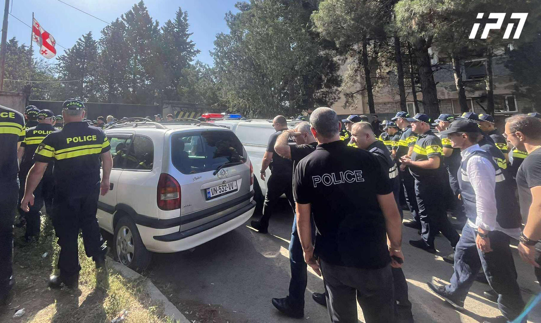 თბილისში, თვალჭრელიძის ქუჩაზე საცხოვრებელი კორპუსიდან მოსახლეობის გამოსახლება მიმდინარეობს - ადგილზე ხმაური და დაპირისპირებაა, ერთი-ერთი ადგილობრივი კი შენობის სახურავიდან გადმოხტომით იმუქრება