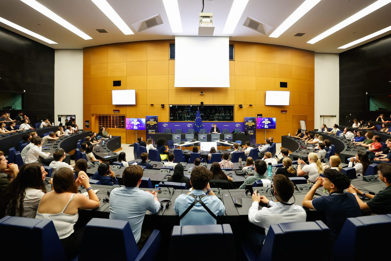 აღმოსავლეთ ევროპის უნივერსიტეტის სტუდენტმა თამარ აბესაძემ ევროპარლამენტში გამართულ ახალგაზრდულ ფორუმში მიიღო მონაწილეობა