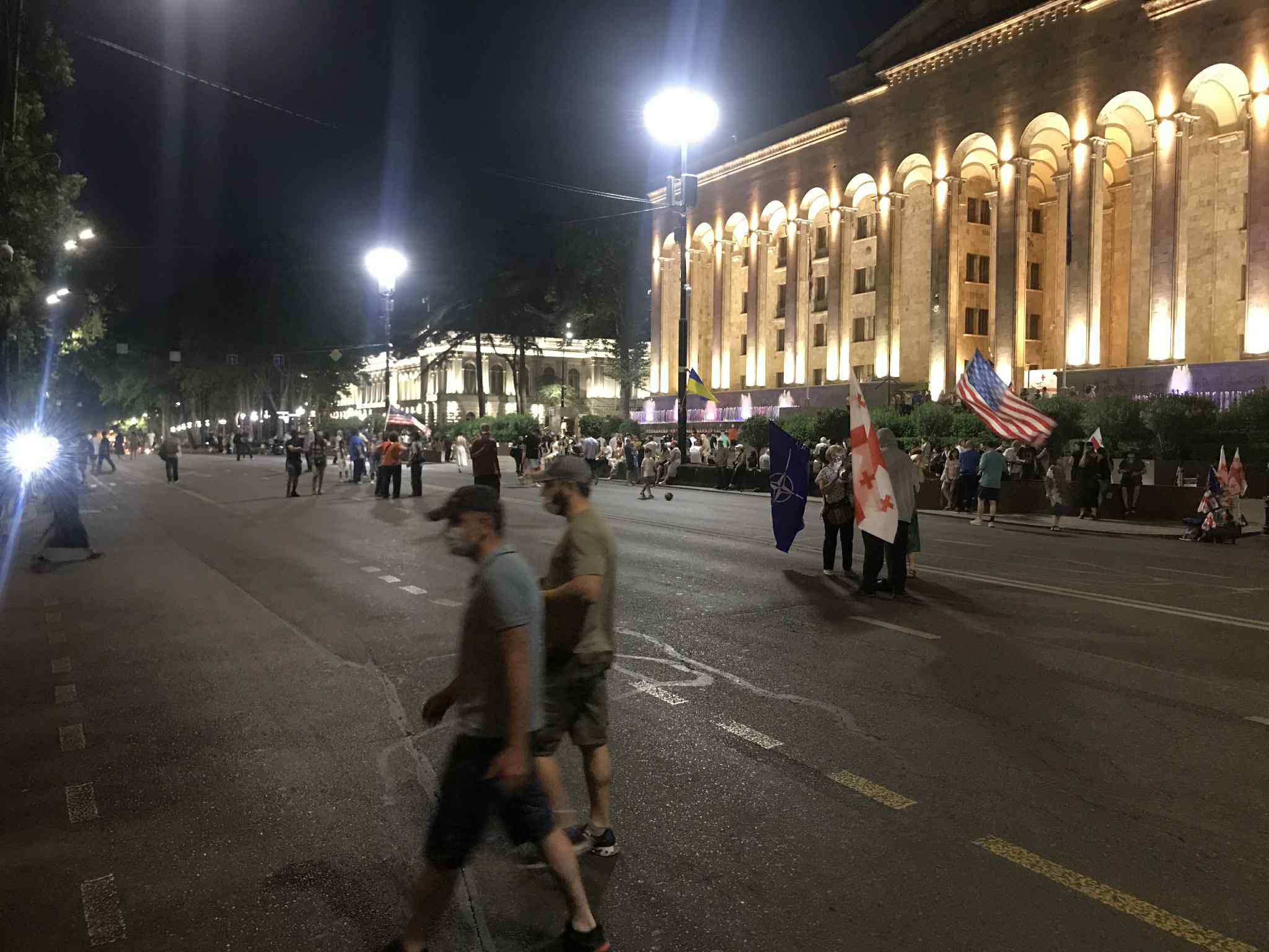 პარლამენტთან საპროტესტო აქცია განახლდა - მოქალაქეებმა რუსთაველის გამზირი გადაკეტეს