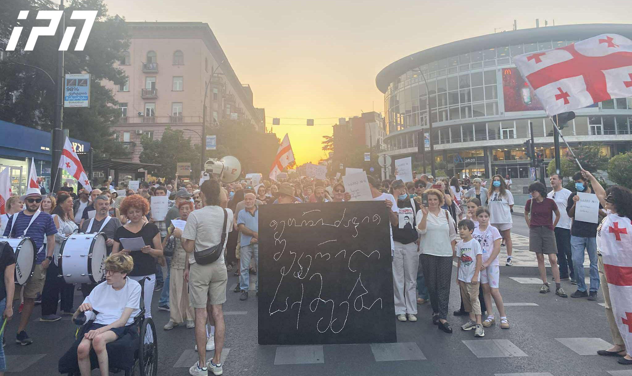 ფილარმონიიდან პარლამენტის მიმართულებით მსვლელობა - „კულტურა ქვეყნის თავისუფლებისთვის!“ მიმდინარეობს