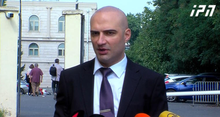 ჯუანშერ ბურჭულაძის ცოლის ძმის ადვოკატიც, მისი დაცვის ქვეშ მყოფის მიმართ 100 000-ლარიანი გირაოს გამოყენებას ითხოვს და აცხადებს, რომ „საქმე თეთრი ძაფით არის ნაკერი“