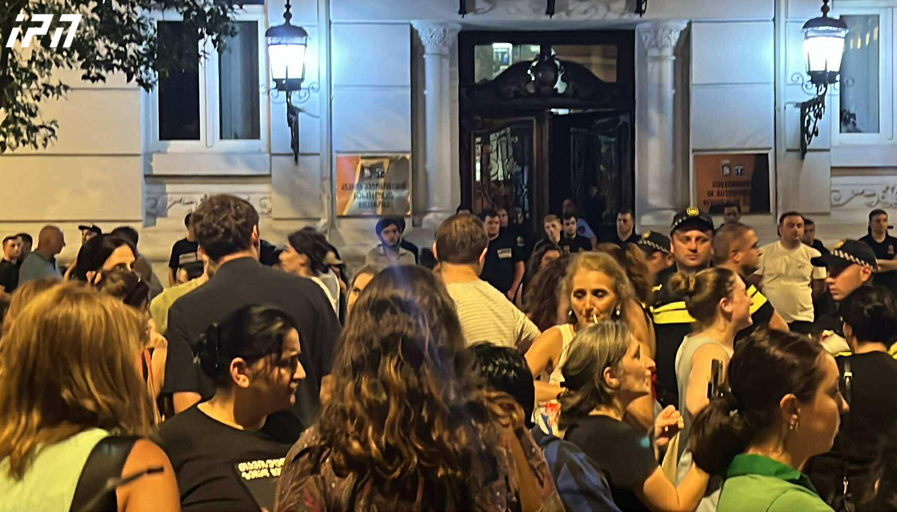 აჭარის მთავრობის სახლთან მოქალაქეები საპროტესტო აქციას მართავენ - ისმის შეძახილები „თავისუფლება რეჟიმის“ ტყვეებს