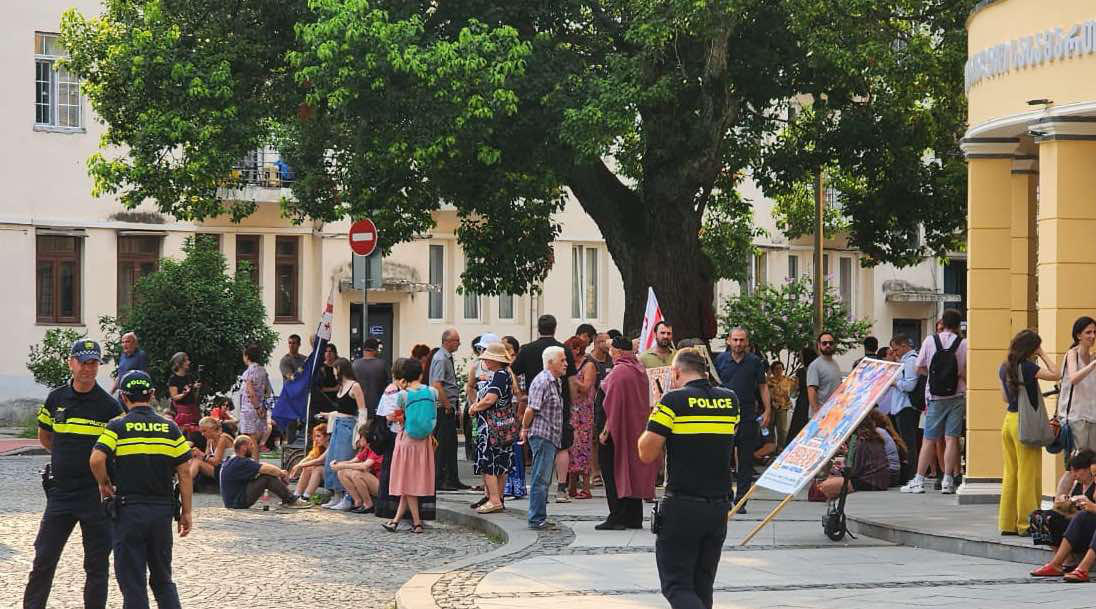 ბათუმის საქალაქო სასამართლოსთან, მზია ამაღლობელის სასამართლო პროცესის პარალელურად, საპროტესტო აქცია გრძელდება