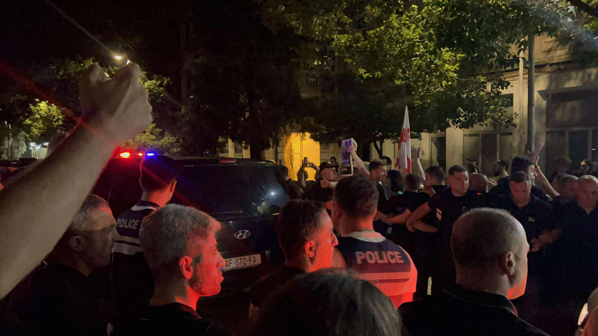 ბათუმის საქალაქო სასამართლოსთან ხმაურია - მოქალაქეები სკანდირებენ: „თავისუფლება მზიას!“