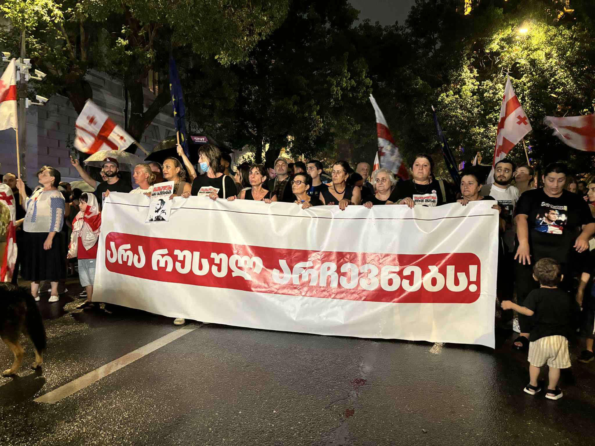 ბათუმში საპროტესტო მსვლელობა მოეწყო - აქციის მონაწილეებმა აჭარის მთავრობის სახლთან გადაინაცვლეს