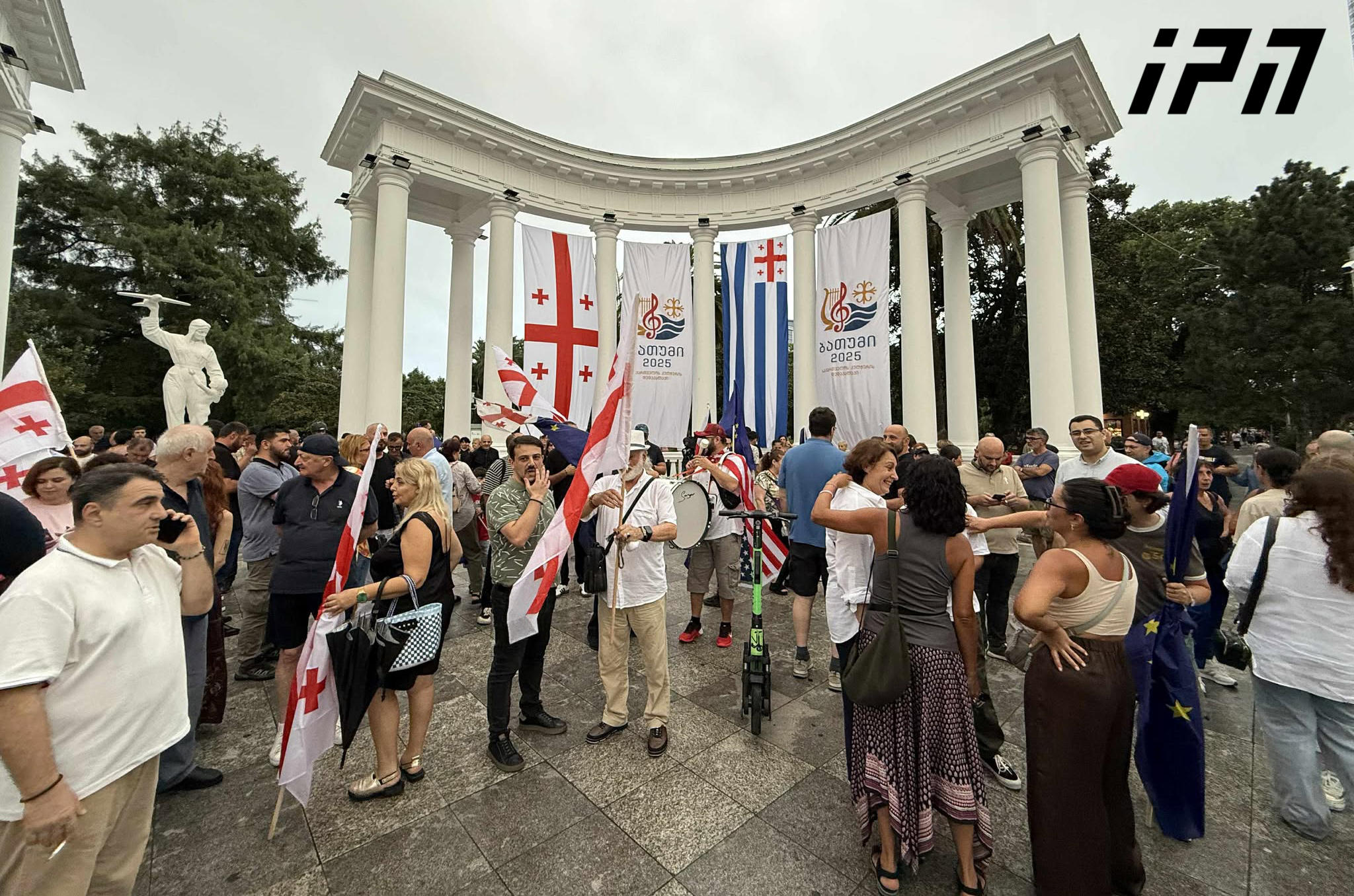 ბათუმის ცენტრალურ პარკში ლოზუნგით - „თავისუფლება რეჟიმის ტყვეებს“ საპროტესტო აქცია მიმდინარეობს