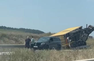 სურამთან სატვირთო ავტომობილი გადაბრუნდა - არსებული ინფორმაციით, შემთხვევის გამო ავტომაგისტრალზე მოძრაობა შეფერხდა