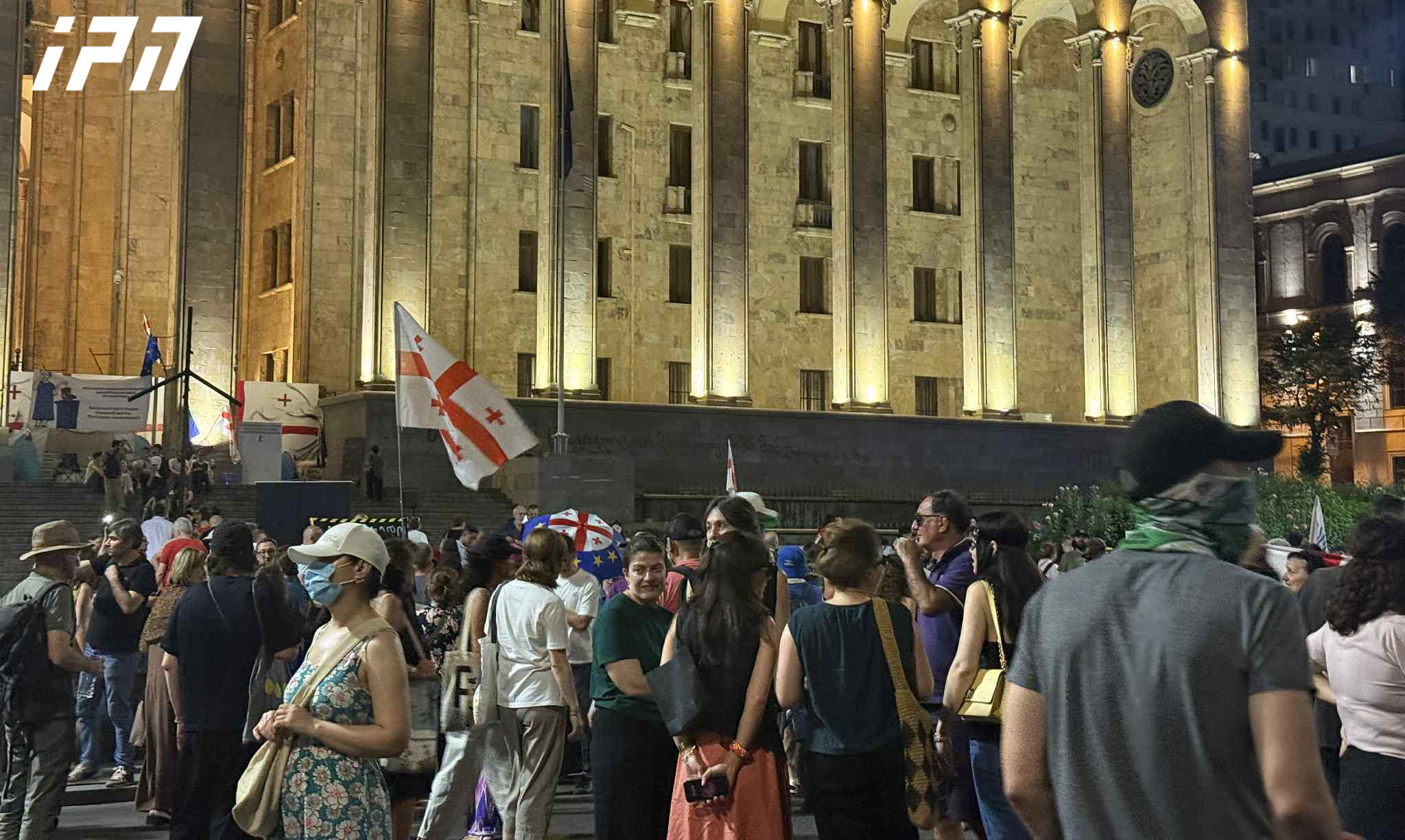 აქტივისტ ნინო დათაშვილის მხარდასაჭერი აქციის მონაწილეებმა „თავისუფლების მოედნიდან“ რუსთაველის გამზირისკენ გადაინაცვლეს და პარლამენტთან შეკრებილებს შეუერთდნენ