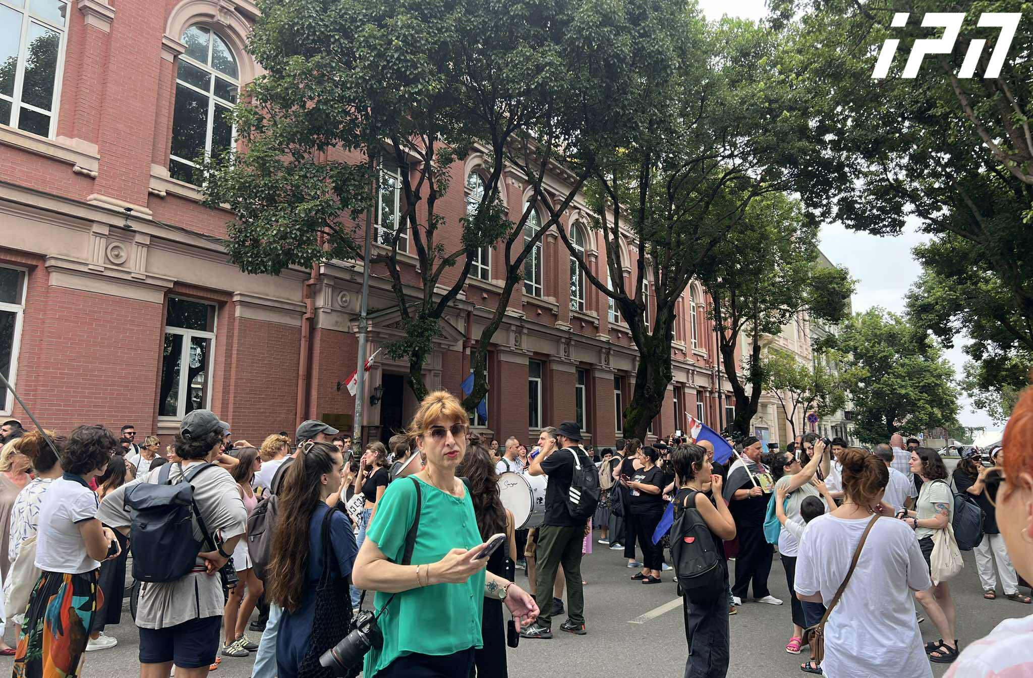 „თავისუფლება მზია ამაღლობელს“, „დამხობა რეჟიმს“, - ამ შეძახილებით ბათუმის საქალაქო სასამართლოსთან შეკრებილები ბათუმის ქუჩებში საპროტესტო მსვლელობას მართავენ