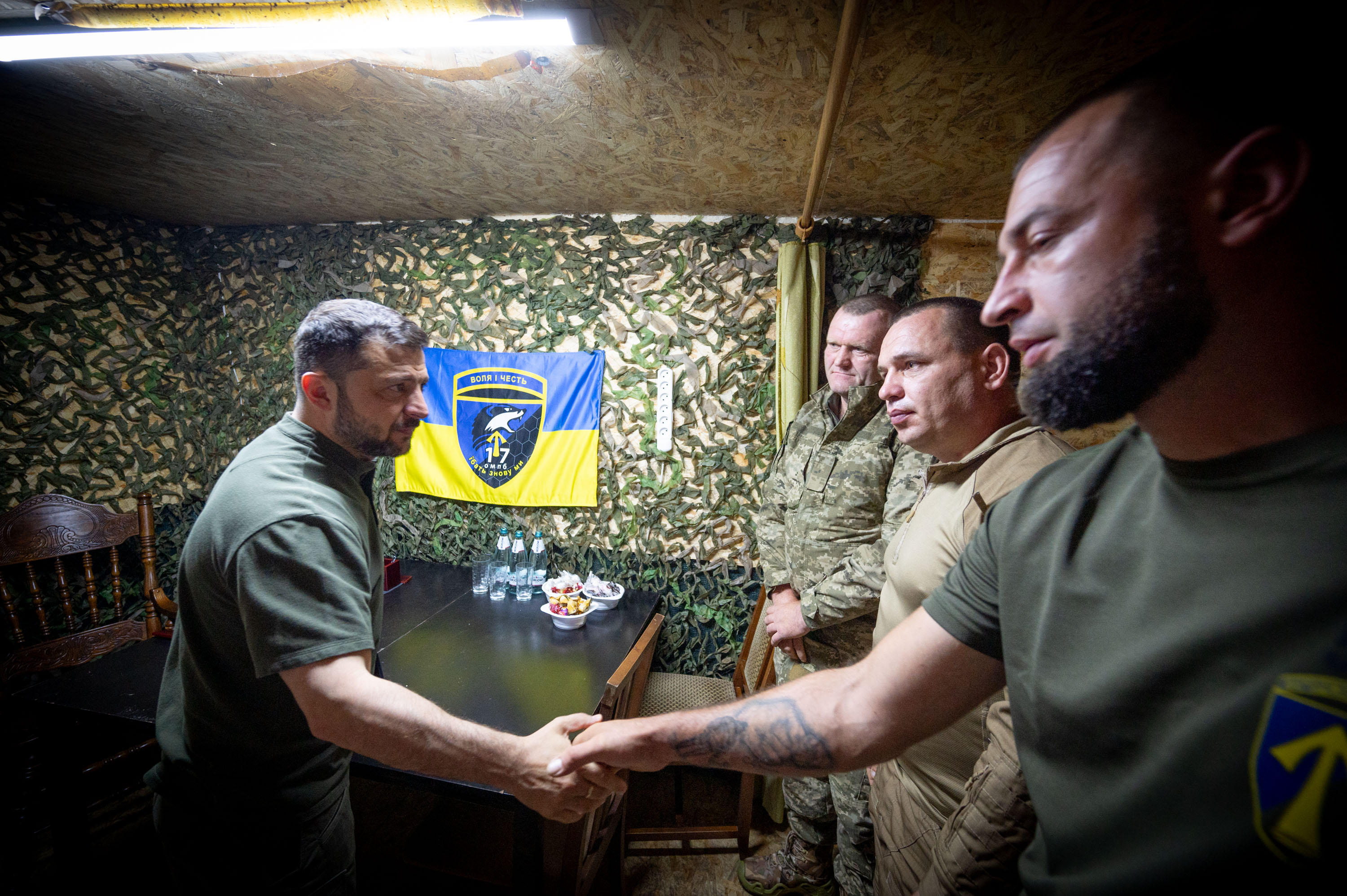 ვოლოდიმირ ზელენსკი ხარკოვის ოლქში, ფრონტის ხაზზე ჯარისკაცებს ეწვია