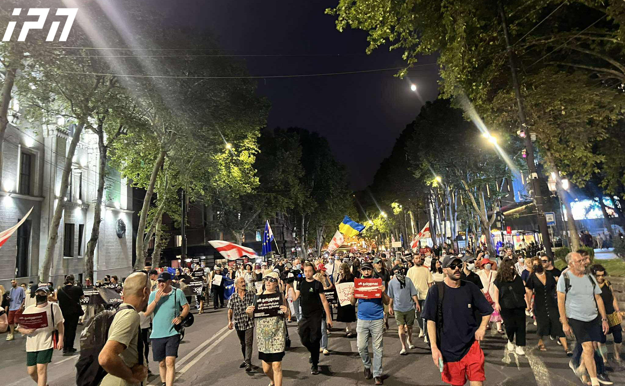 რუსთაველის გამზირზე აქცია მიმდინარეობს - პარლამენტთან შეკრებილებს ფილარმონიიდან გამართული მსვლელობის მონაწილეებიც შეუერთდნენ