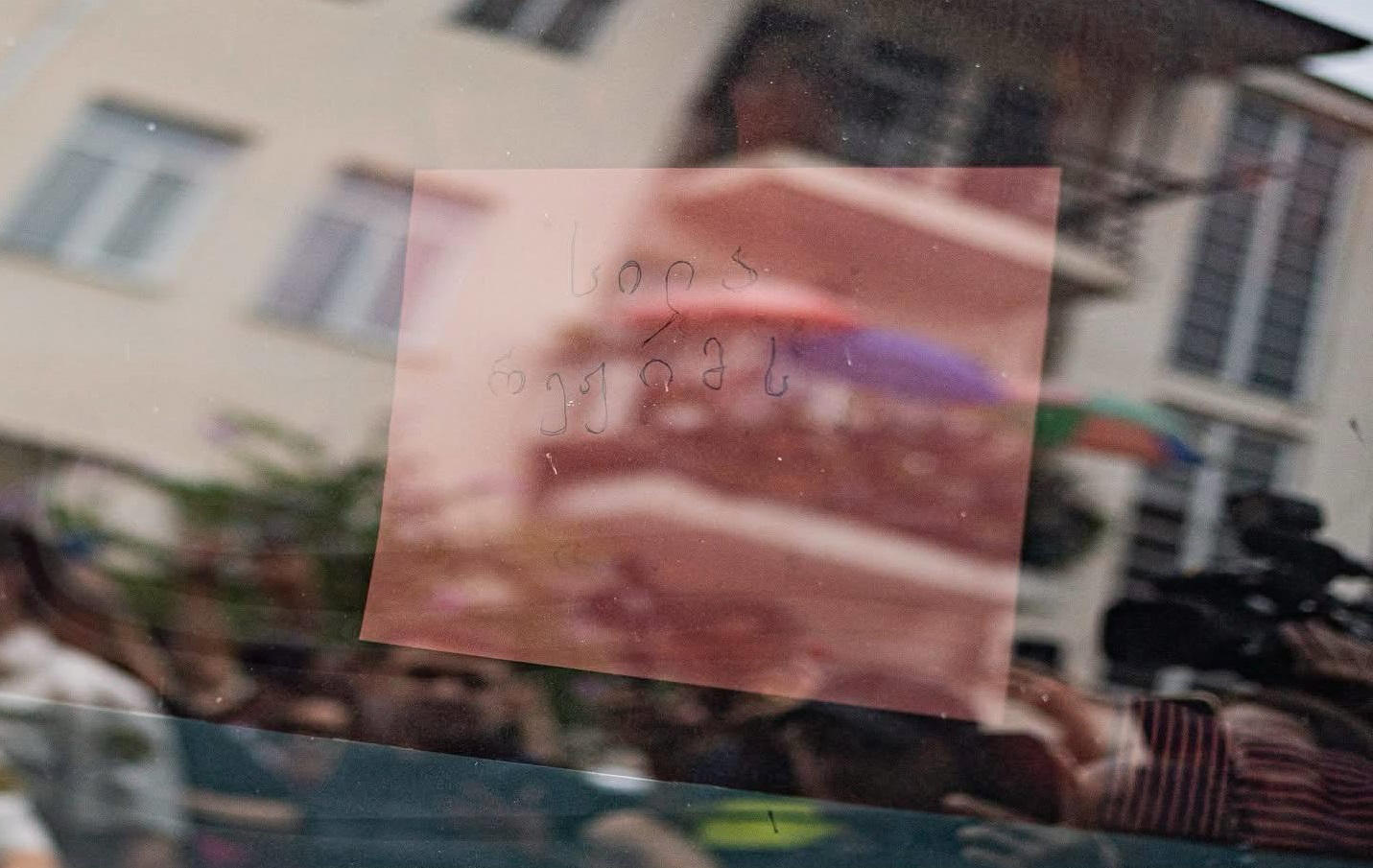 მზია ამაღლობელს სასამართლოს დატოვებისას ხელში ეჭირა ფურცელი, წარწერით: „სილა რეჟიმს“