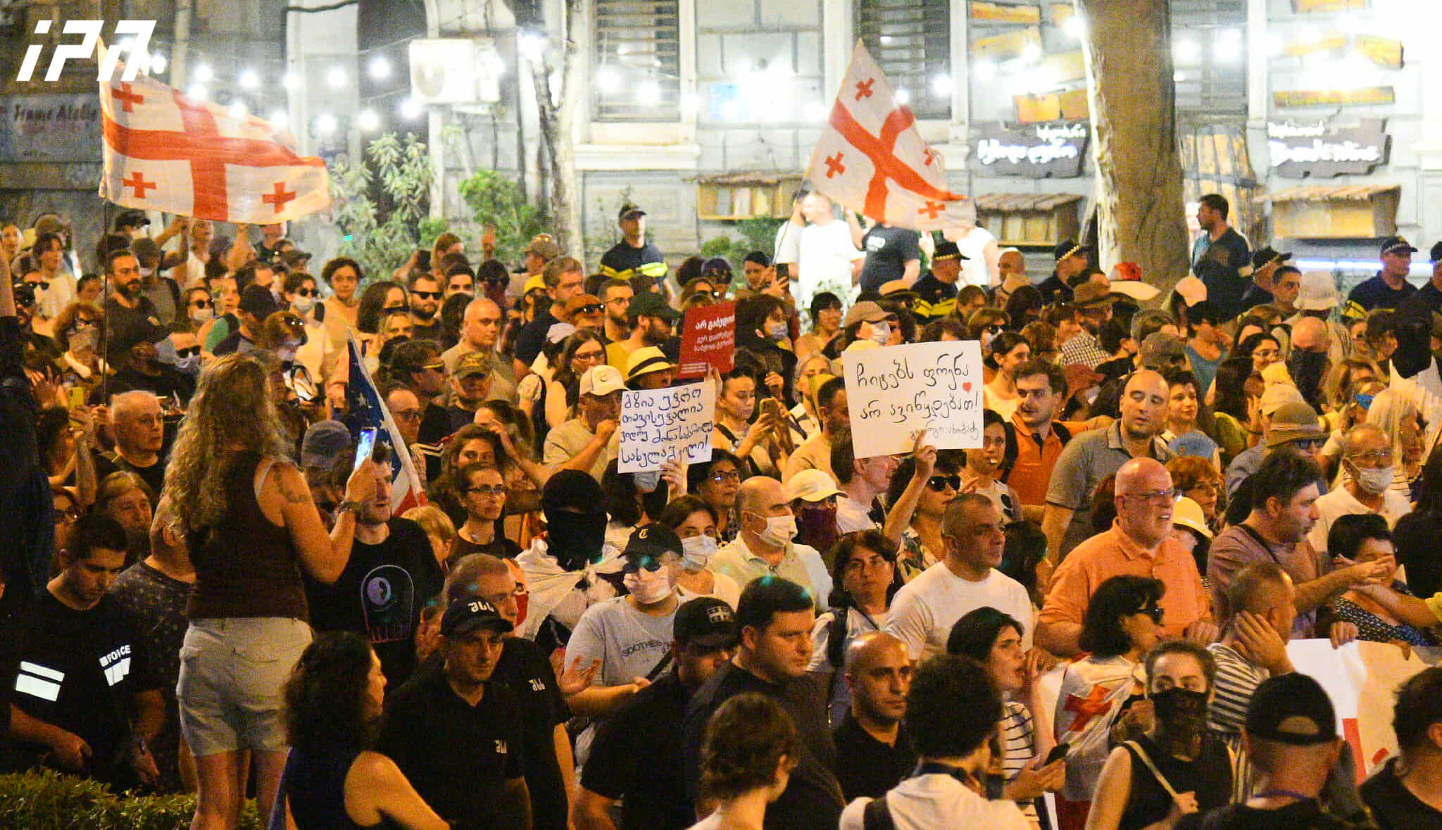 ფილარმონიიდან რუსთაველის გამზირის მიმართულებით მზია ამაღლობელის მხარდასაჭერი მსვლელობა იმართება