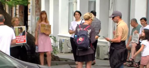 ბათუმის საქალაქო სასამართლოში მზია ამაღლობელის მხარდამჭერები იკრიბებიან