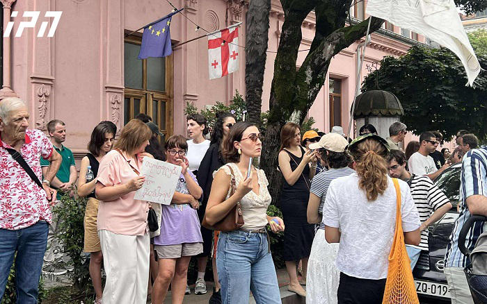 „თავისუფლება რეჟიმის ტყვეებს” - ამ ლოზუნგით, გამოცემა „ბათუმელების“ ოფისთან აქცია  მიმდინარეობს