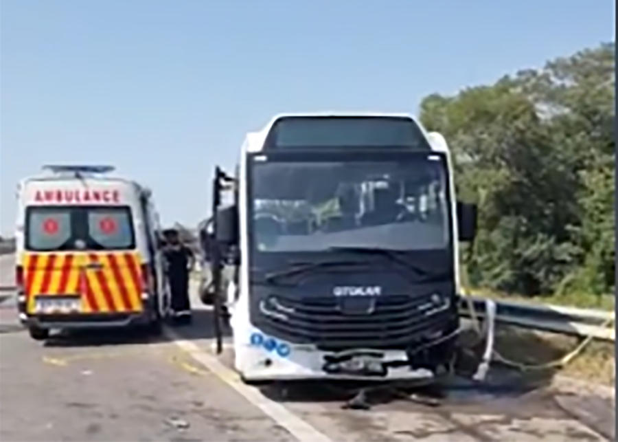 რუსთავი-თბილისის გზაზე ერთმანეთს ცემენტმზიდი და მუნიციპალური ავტობუსი შეეჯახა - შემთხვევის შედეგად 9 ადამიანი დაშავდა