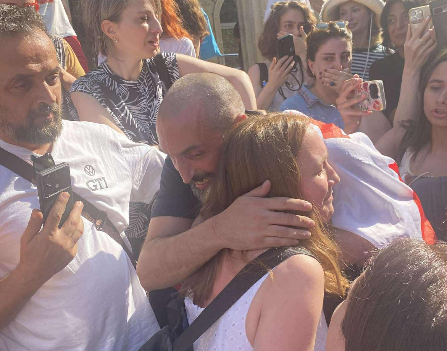 გიორგი ახობაძე სასამართლო დარბაზიდან გათავისუფლდა