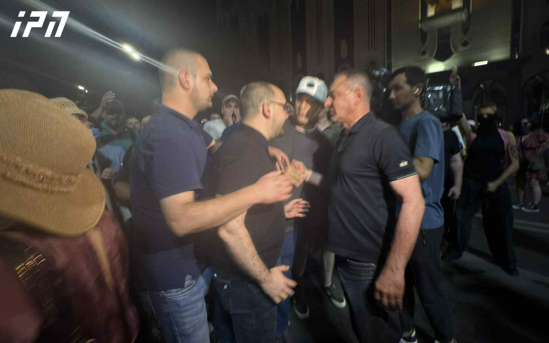 პარლამენტთან მიმდინარე აქციაზე მოქალაქეები გრიგოლ გეგელიას დაუპირისპირდნენ, რის შემდეგაც „ლელოს“ წევრებს ტერიტორიის დატოვება მოუწიათ