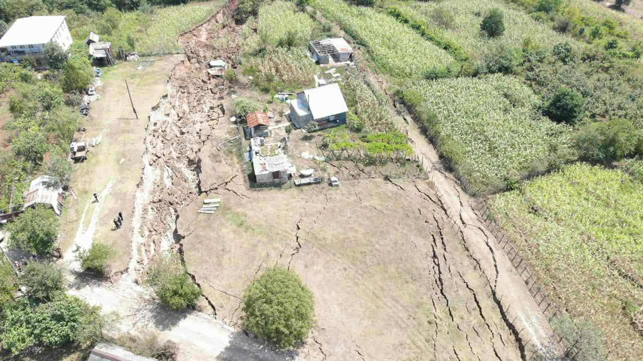 ხარაგაულის მერია - მეწყრული პროცესების გააქტიურების მომატებული საფრთხის გათვალისწინებით, სოფელ ღვერკსა და ხემაღალში შესვლა მკაცრად შეზღუდულია - ადგილობრივების ნაწილი საცხოვრებელი სახლების დატოვებაზე კვლავ უარს აცხადებს