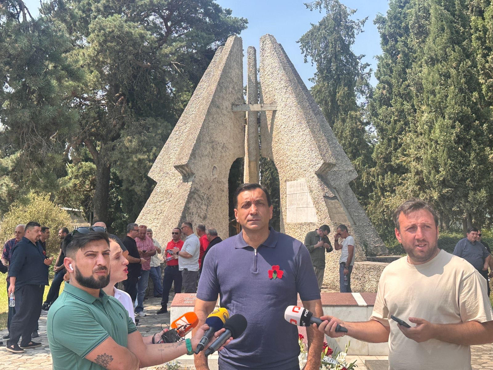 ლევან ბეჟაშვილი - გიორგი ანწუხელიძე, 2008 წლის ომის მონაწილეები არიან გმირები - ჩვენ ამ დროშას ხელში დავიჭერთ და ვიზრუნებთ, რომ ეს ე.წ ხელისუფლება მოშორდეს და საქართველო მართლა დამოუკიდებლობის გზას დაადგეს