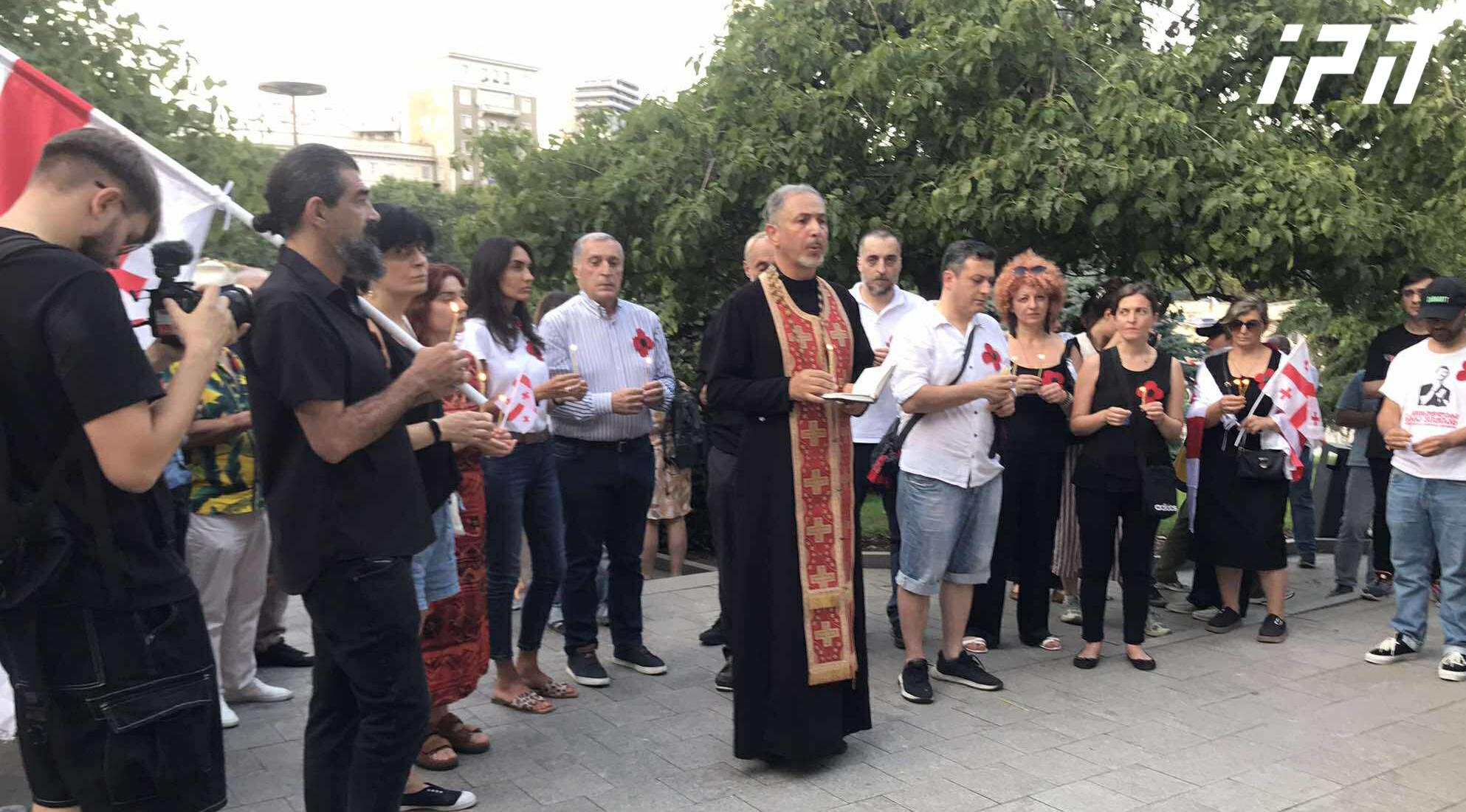 გმირთა მოედანზე, მემორიალთან აქციის მონაწილეები იკრიბებიან, რომლებიც დაღუპულ გმირებს პატივს მიაგებენ - ისინი რუსთაველის გამზირისკენ მსვლელობას მოაწყობენ