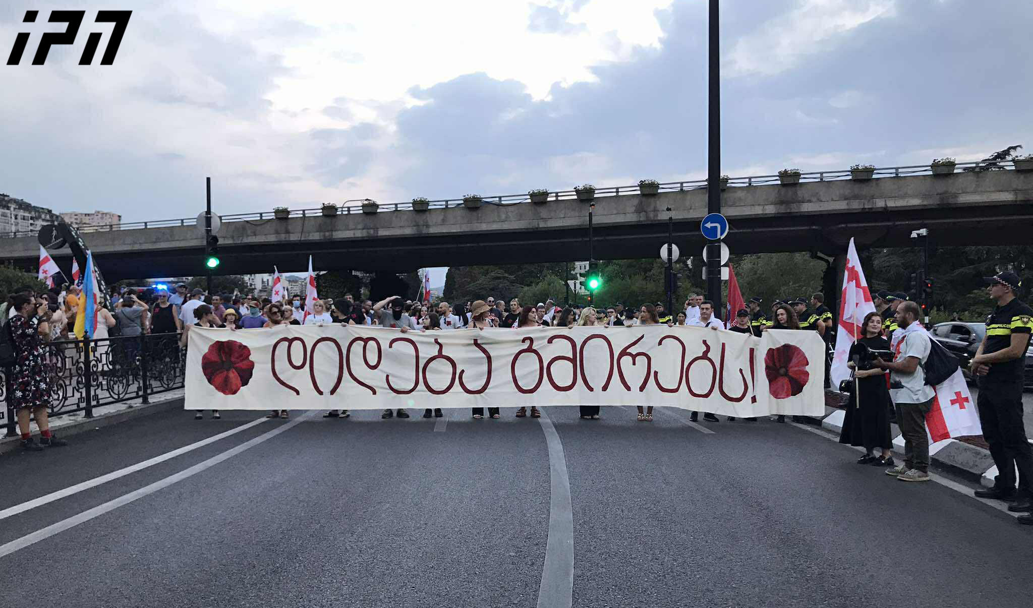 გმირთა მოედანზე, მემორიალთან შეკრებილი მოქალაქეები რუსთაველის გამზირისკენ მსვლელობას მართავენ