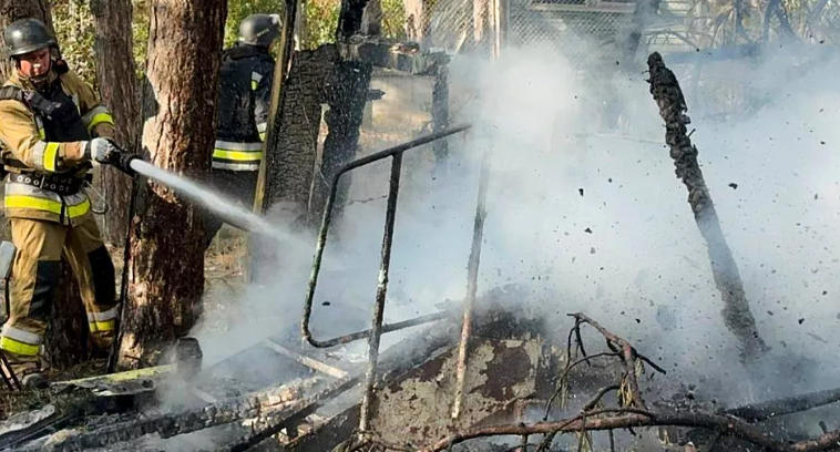 უკრაინაზე რუსეთის მიერ განხორციელებული თავდასხმების შედეგად სულ მცირე ექვსი ადამიანი დაიღუპა და ათობით დაშავდა