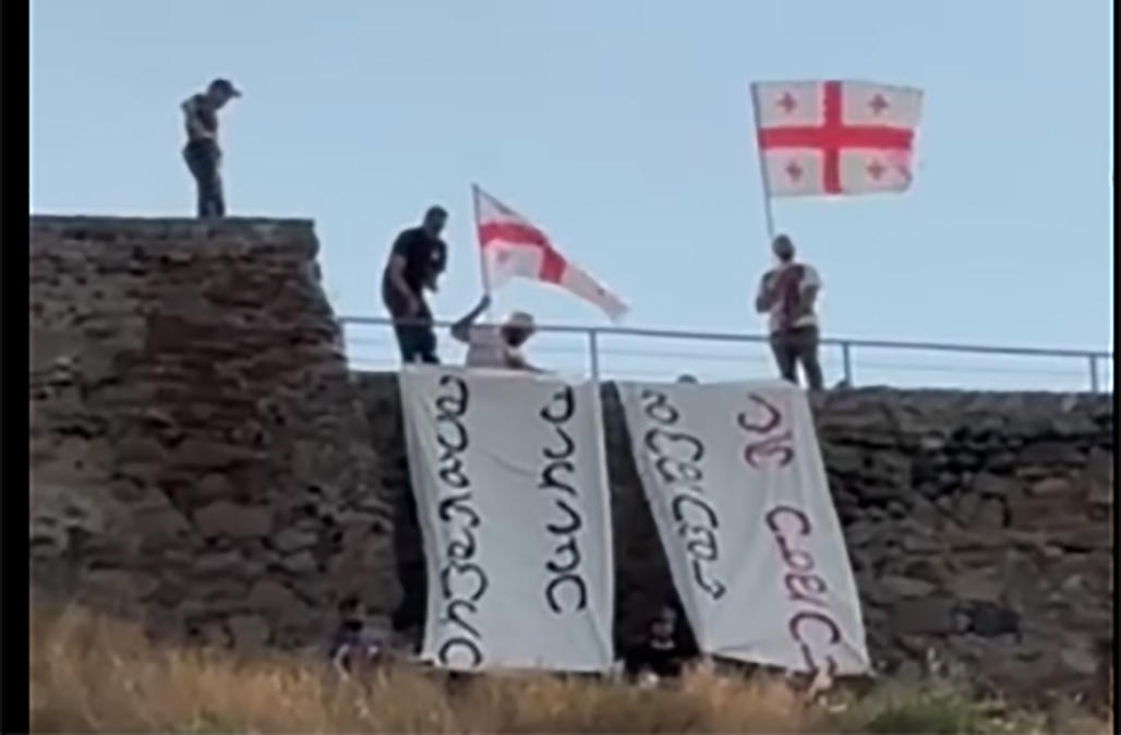 საპროტესტო სამოქალაქო გაერთიანება „ერთობის“ წევრებმა აგვისტოს ომის მე-17 წლისთავთან დაკავშირებით, ლოზუნგით: „ნაომარი ქალაქი ბოდიშს არ იხდის” გორში აქცია გამართეს - მათ გორის ციხიდან გადაფინეს ბანერი: „მებრძოლი ქალაქი ბოდიშს“