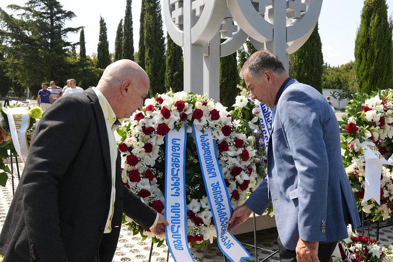თბილისის სახელმწიფო სამედიცინო უნივერსიტეტის რექტორმა ირაკლი ნატროშვილმა, სტუდენტებმა, აკადემიურმა და ადმინისტრაციულმა პერსონალმა აგვისტოს ომში დაღუპულთა მემორიალი გვირგვინით შეამკეს