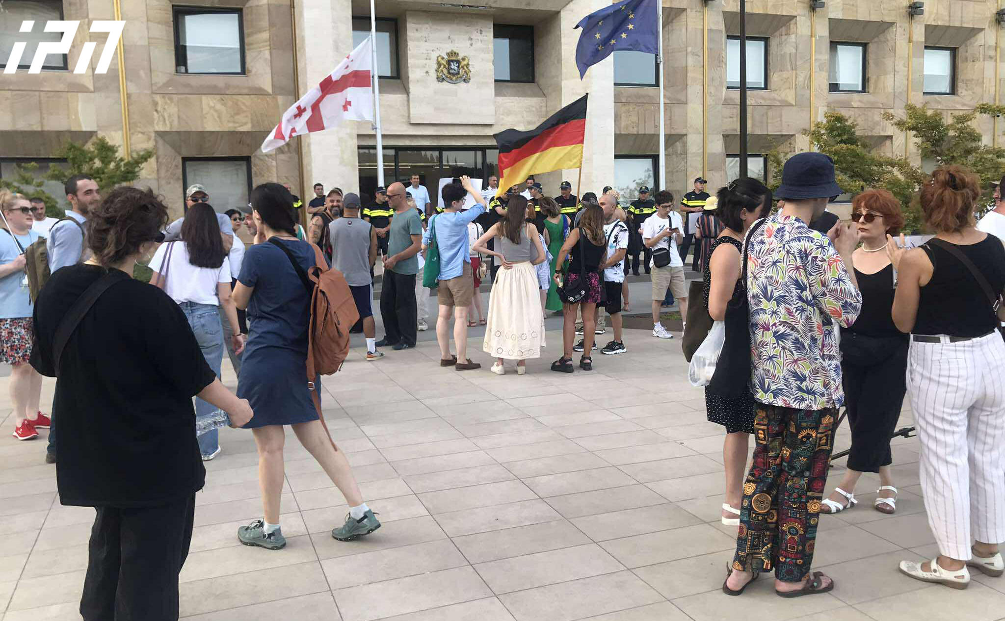 მთავრობის ადმინისტრაციასთან, ლოზუნგით: „ომი რუსეთმა დაიწყო“, აქცია მიმდინარეობს
