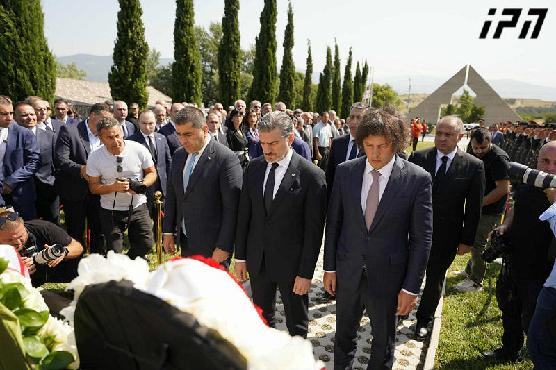 ხელისუფლების წარმომადგენლებმა, მუხათგვერდის ძმათა სასაფლაოზე, აგვისტოს ომში გარდაცვლილ გმირთა მემორიალი ყვავილებით შეამკეს