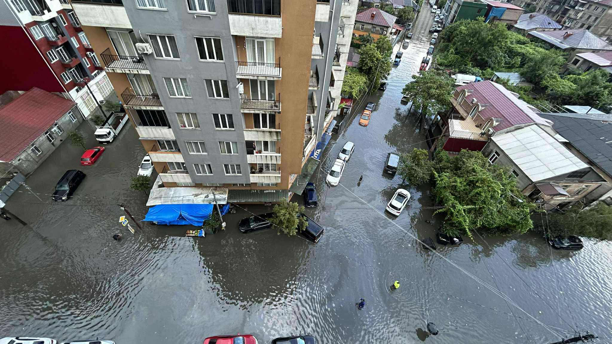 Сильный дождь вызвал проблемы в Батуми - Затопило дороги и жилые дома