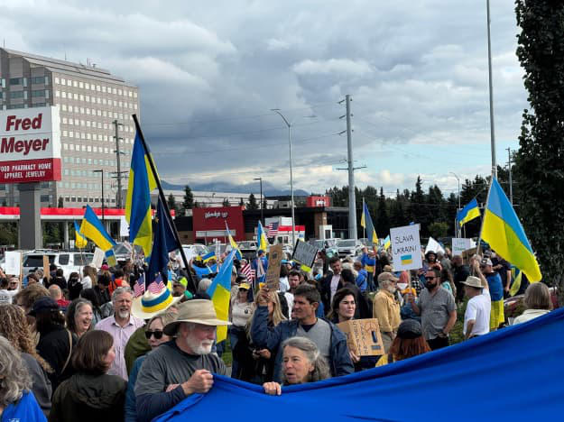 ალასკაში, დონალდ ტრამპისა და ვლადიმერ პუტინის სამიტის წინ, უკრაინის მხარდამჭერი აქცია გაიმართა