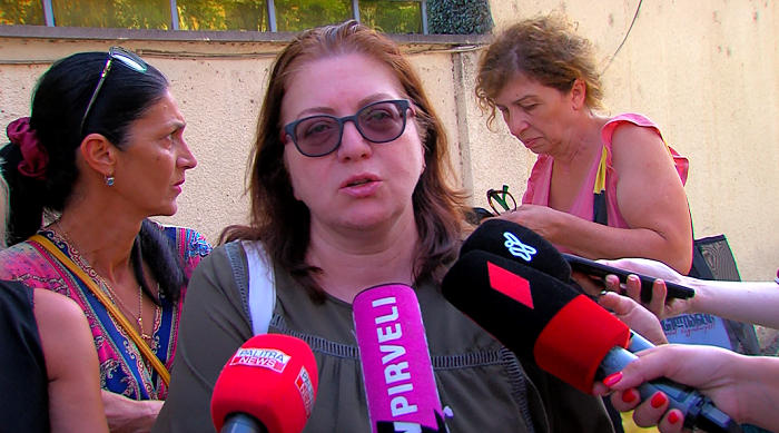 დავით ხომერიკის დედა - რა უნდათ ჩემი შვილისგან, სამშობლოს სიყვარულს ედავებიან? თავის გამოხატულებას მუსიკით პოვებს და ამის ჩახშობაც უნდათ?  - მოძალადეები თვითონ იყვნენ, ჩემს შვილს გაუპატიურებით დაემუქრნენ, სცემეს, სულ თავში ურტყეს და რის გამო?!