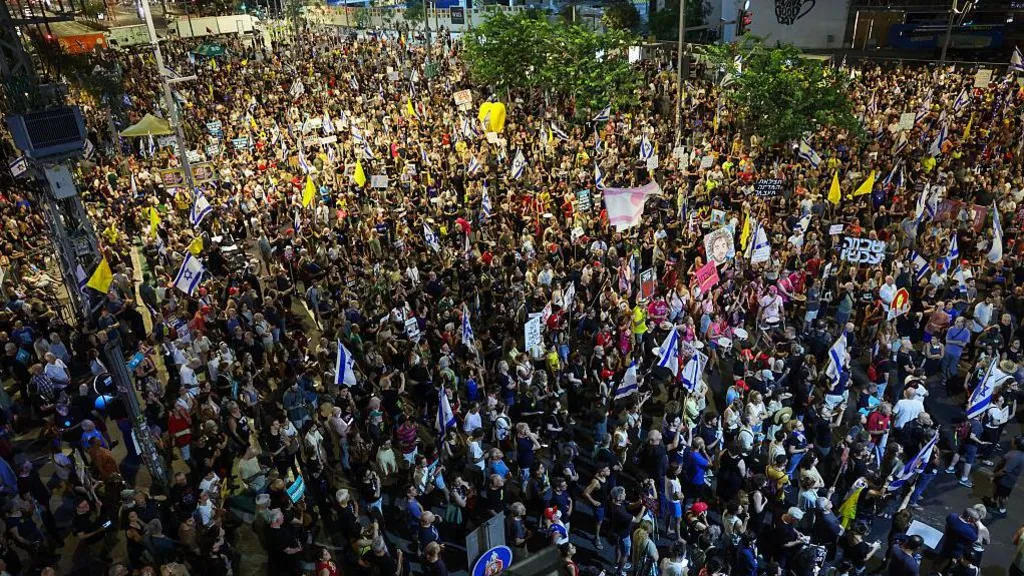 ისრაელში, ღაზაში ომის დასრულებისა და დაკავებული მძევლების გათავისუფლების მოთხოვნით, ასობით ათასი ადამიანი შეიკრიბა