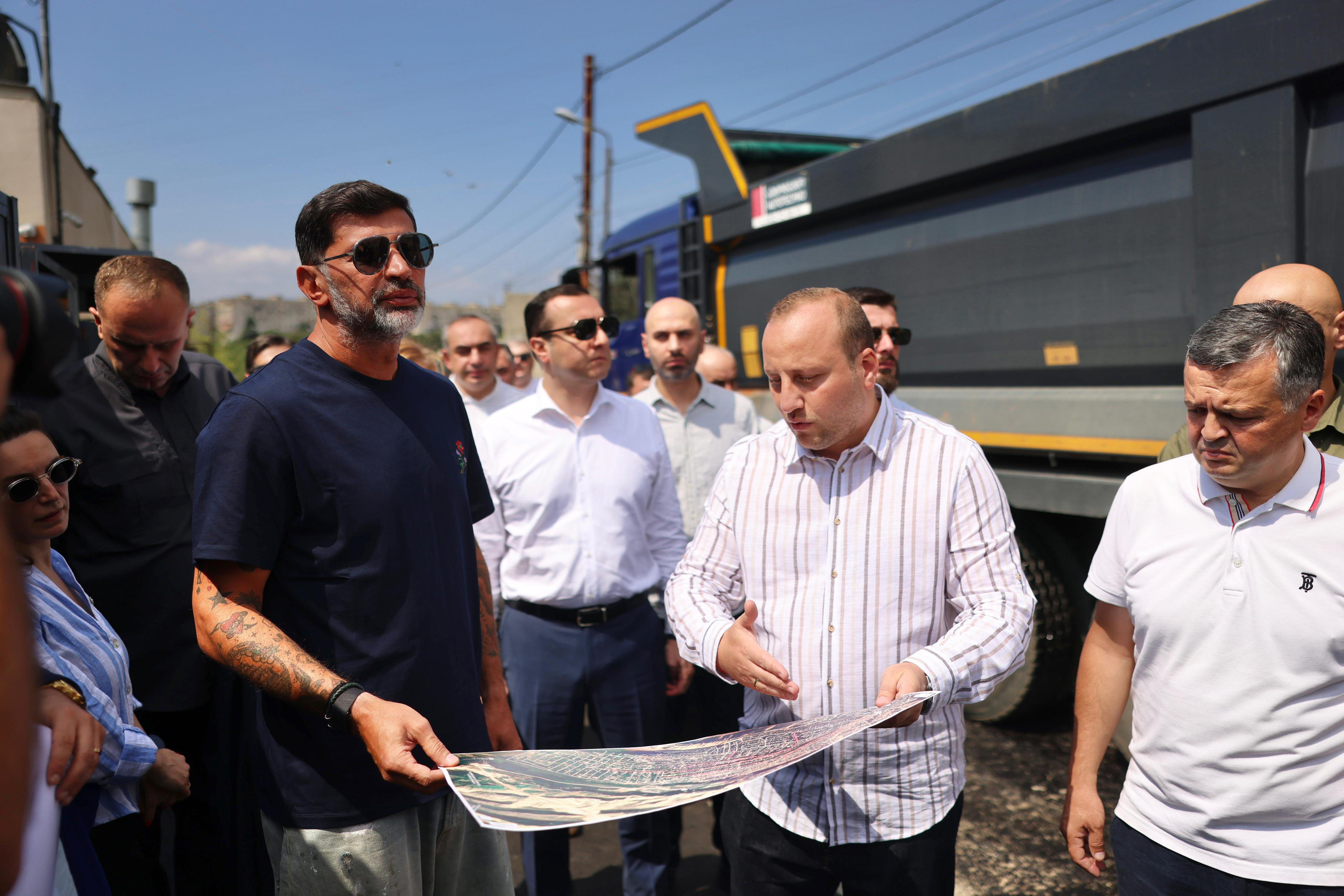 თბილისის მერი მუხიანის აგარაკებზე მიმდინარე საგზაო სამუშაოებს გაეცნო