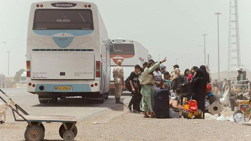 ავღანეთში, ავტოსაგზაო შემთხვევის შედეგად, ირანიდან დეპორტირებული ათობით ადამიანი დაიღუპა