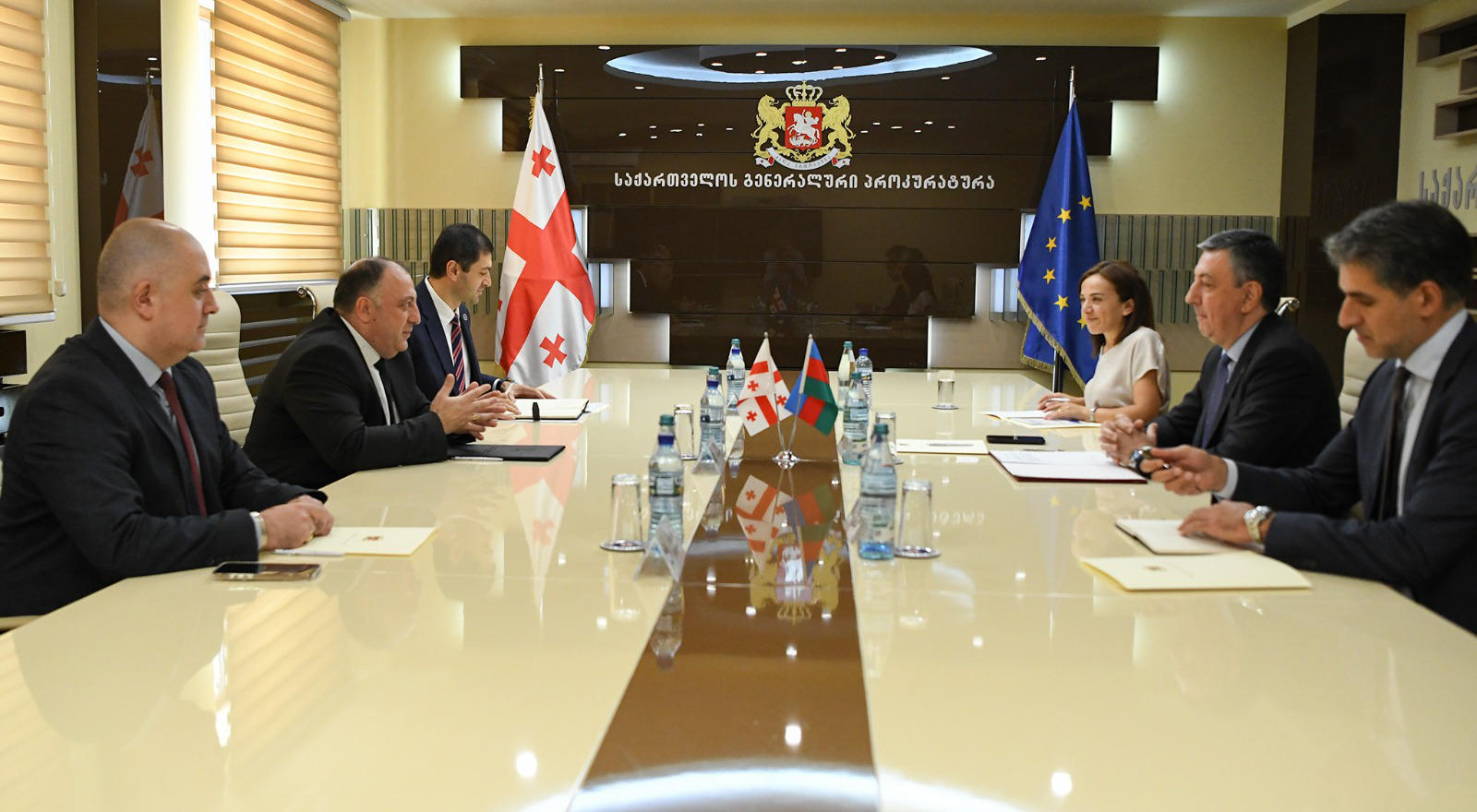 გენერალურმა პროკურორმა გიორგი გვარაკიძემ საქართველოში აზერბაიჯანის რესპუბლიკის საგანგებო და სრულუფლებიან ელჩთან, ფაიგ გულიევთან შეხვედრა გამართა