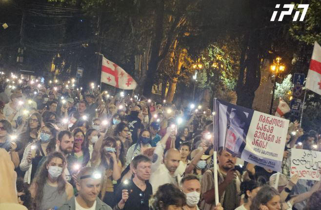 მედიის მხარდამჭერი მარში მსვლელობით პარლამენტთან მიმდინარე აქციას შეუერთდა