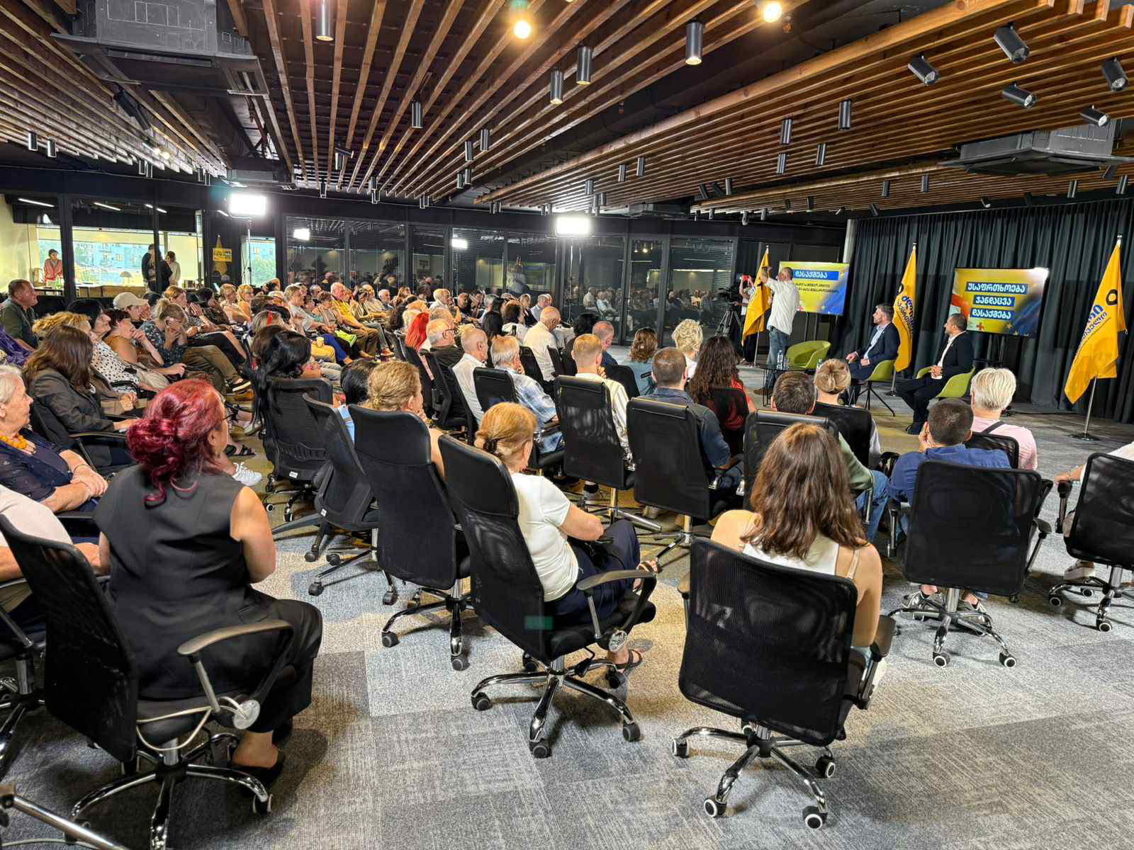 ირაკლი კუპრაძემ თბილისის საარჩევნო შტაბებთან სამუშაო შეხვედრა გამართა