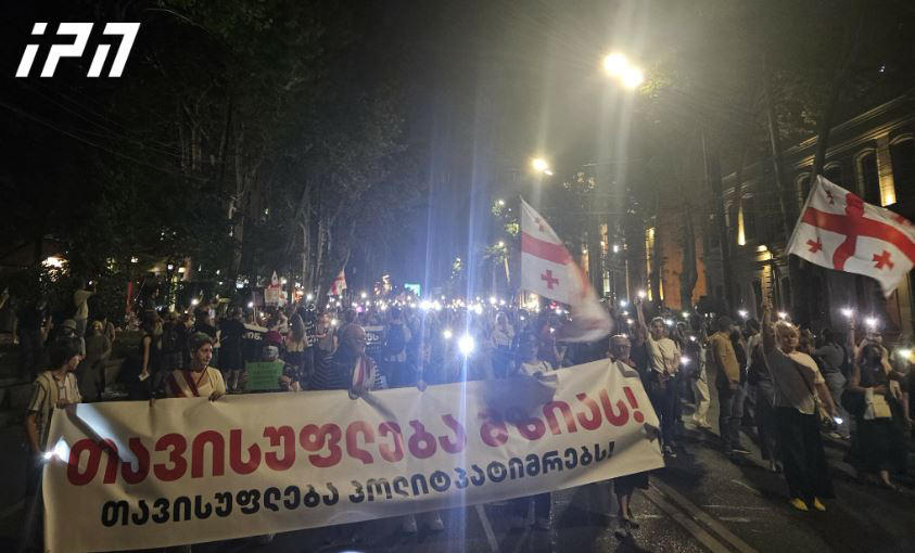 თბილისში ლოზუნგით - „სინათლე არ უნდა ჩაქრეს“ მედიის მხარდამჭერი მარში მიმდინარეობს, რომელსაც სალომე ზურაბიშვილი შეუერთდა