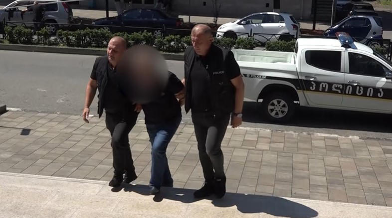 შსს - გურიაში მომხდარ მკვლელობაზე 70 წლამდე მამაკაცი დააკავეს - დადგინდა, რომ მან ურთიერთშელაპარაკების ნიადაგზე, სანადირო თოფიდან გასროლით მეუღლეს ჭრილობა თავის არეში მიაყენა