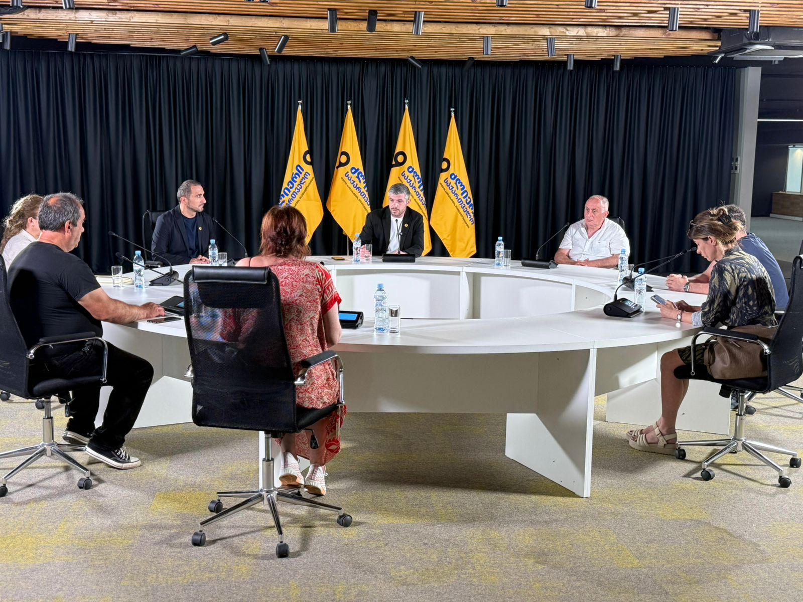 ირაკლი კუპრაძემ და ნიკა ჩერქეზიშვილმა მიუსაფარ ცხოველთა დამცველ მოქალაქეებთან შეხვედრა გაიმართეს