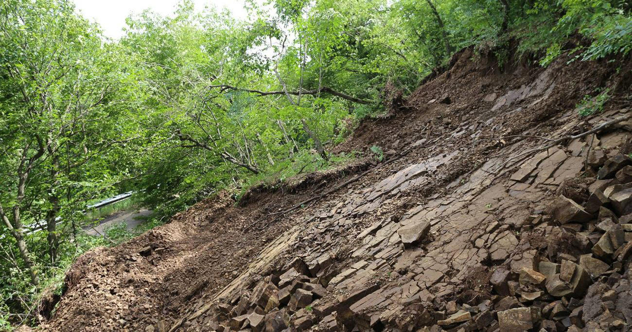 ოზურგეთი-შემოქმედი-ბჟუჟჰესი-გომისმთას საავტომობილო გზის ნაწილზე კლდოვანი მასა ჩამოიშალა და გზის სავალი ნაწილი ჩაკეტა - აღნიშნულ მონაკვეთზე ყველა სახის ავტოტრანსპორტის მოძრაობა დროებით იზღუდება