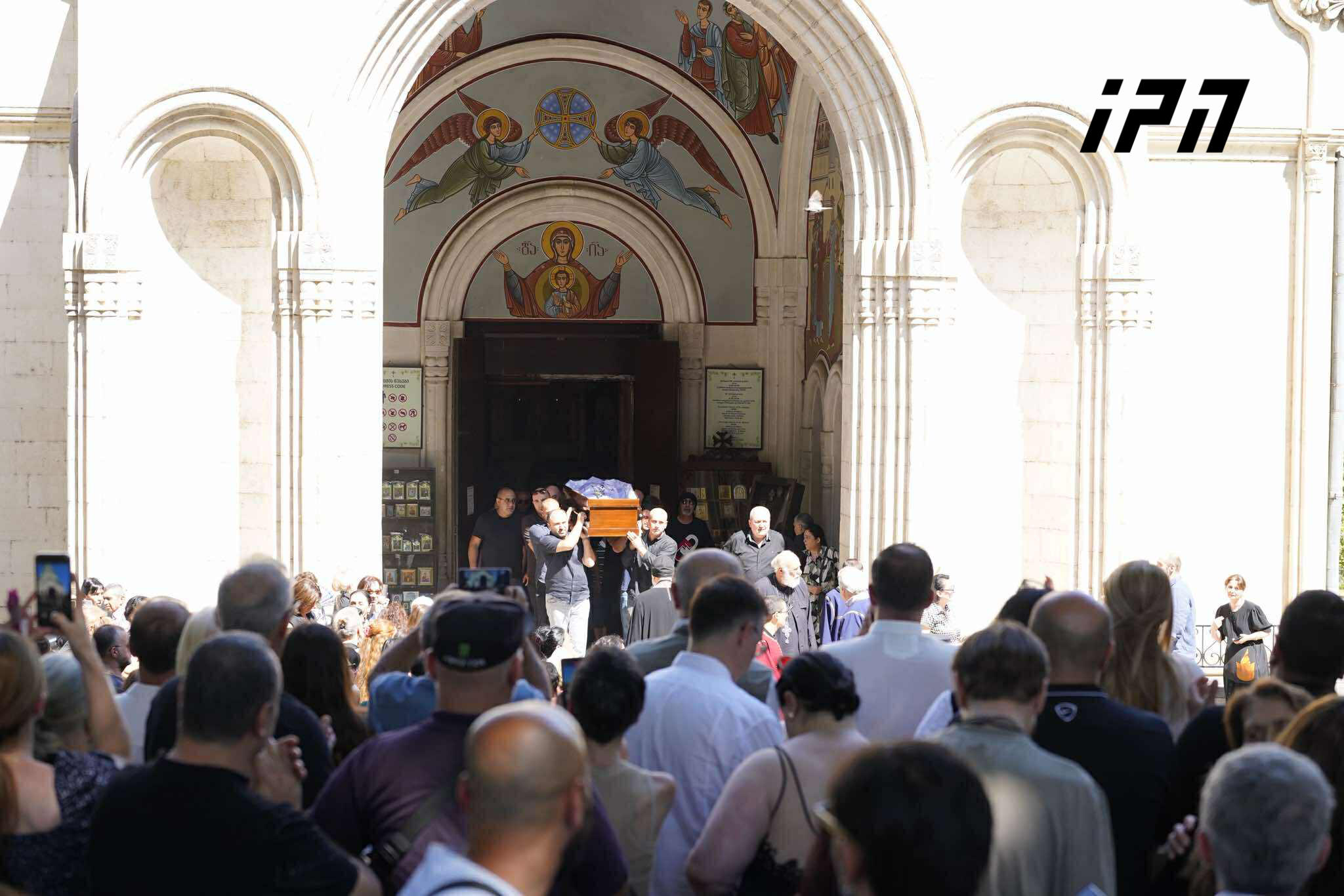 მამუკა ჩარკვიანი საბურთალოს სასაფლაოზე დაკრძალეს