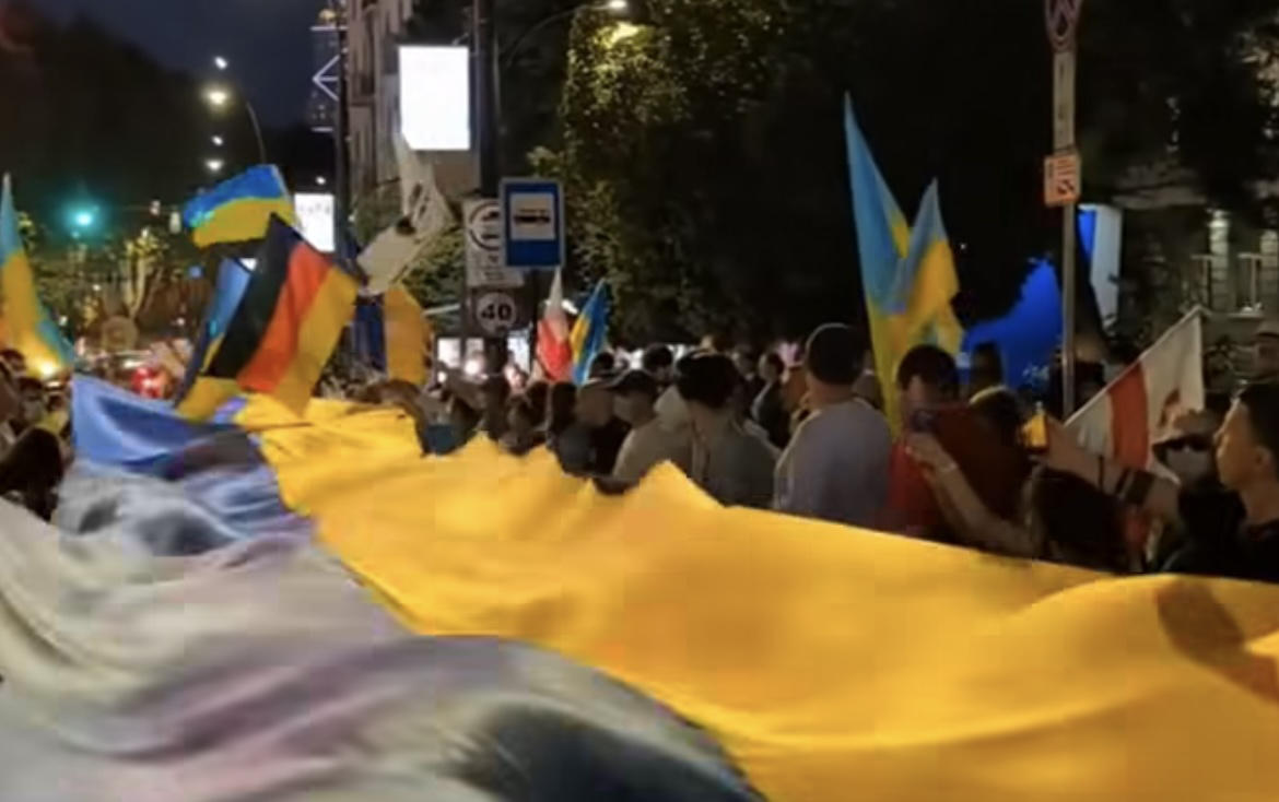 უკრაინის დამოუკიდებლობის დღესთან დაკავშირებით რუსთაველის გამზირზე უკრაინის დროშა გაშალეს